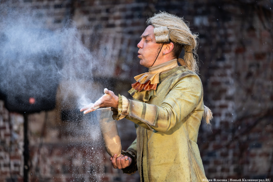 Не кантовать: в башне «Врангель» сыграли спектакль про Канта