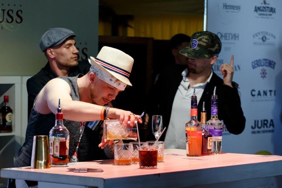 Море, поэзия, коктейли: в Калининграде выбрали обладателя «Янтарного шейкера»