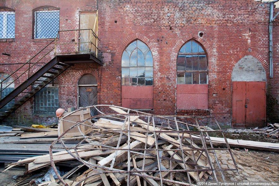 Из стекла и бетона: в Советске вековое здание сносят для строительства торгового комплекса