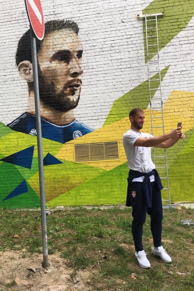 Капитан футбольной сборной Сербии подписал граффити в Светлогорске