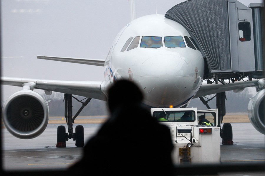Два самолета не смогли сесть в «Храброво» из-за снега, еще несколько рейсов задерживаются