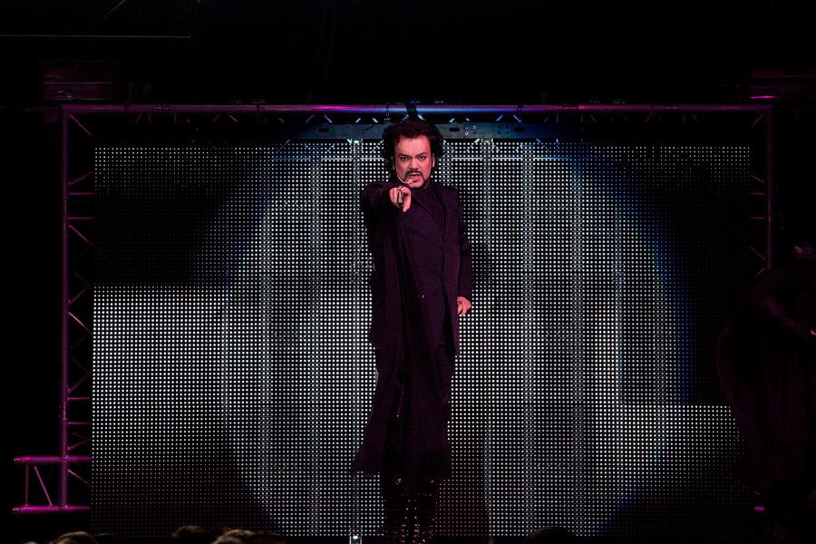 «И тут я, весь в белом»: фоторепортаж с концерта Филиппа Киркорова