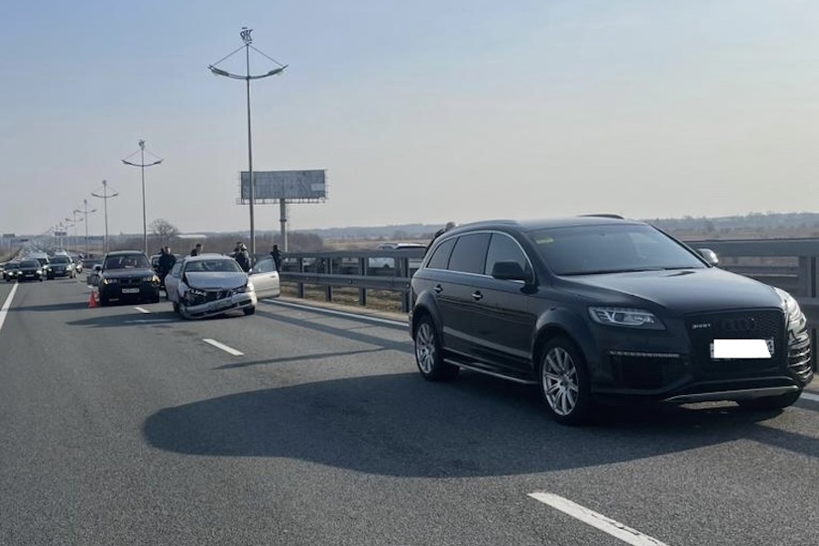 Врезались не по разу: в массовом ДТП на Приморском кольце пострадали две девушки (фото)