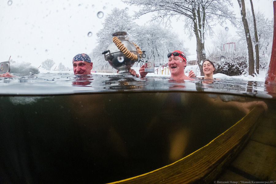 Самовар и прорубь: как проводят зиму калининградские моржи