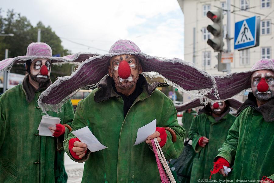 Клоуны на дорогах: участники шоу «сНежная симфония» устроили флэшмоб в Калининграде