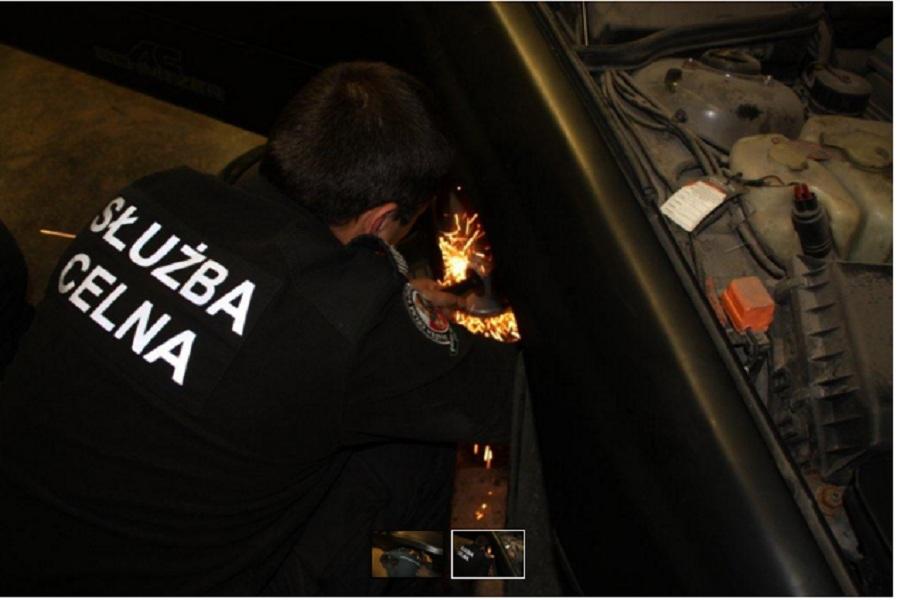 Польские таможенники разрезали дорогой «БМВ» в поисках контрабанды (фото)