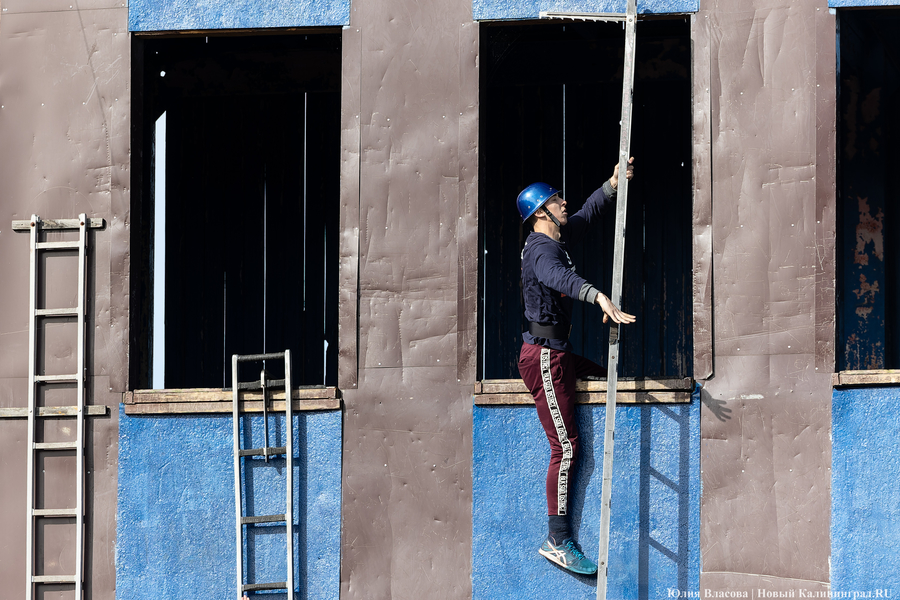 Боевое развертывание: в Калининграде провели соревнования спасателей (фото) 