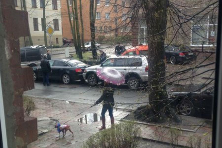На улице Пугачева столкнулись две легковушки (фото)