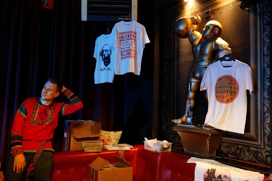  Лапти разбил об пол: на Вагонке прошёл концерт «Нейромонаха Феофана»