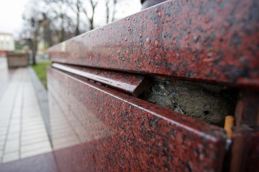 Победа и триумф: отчего на площади Победы появляются трещины и солевые отложения