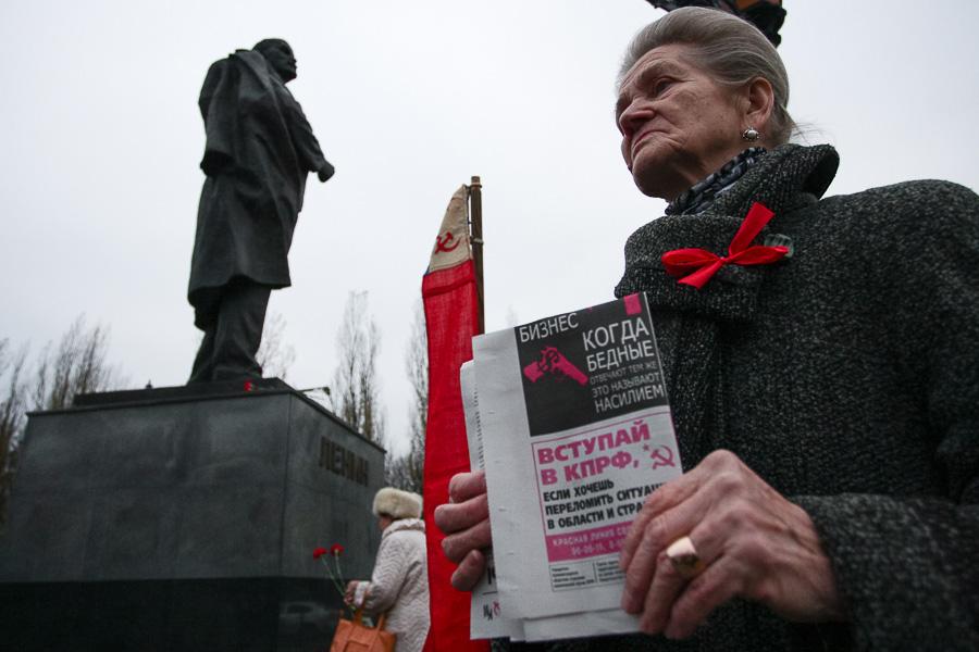 Цветы для Ленина: в Калининграде отметили годовщину Октябрьской революции