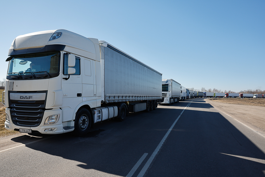 Алиханов: мне сложно сказать, стоит ли перевозчикам продавать машины и переезжать