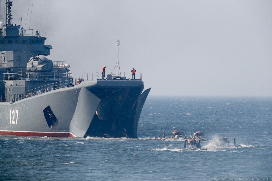 Берег в огне: на Балтфлоте отработали высадку морского десанта