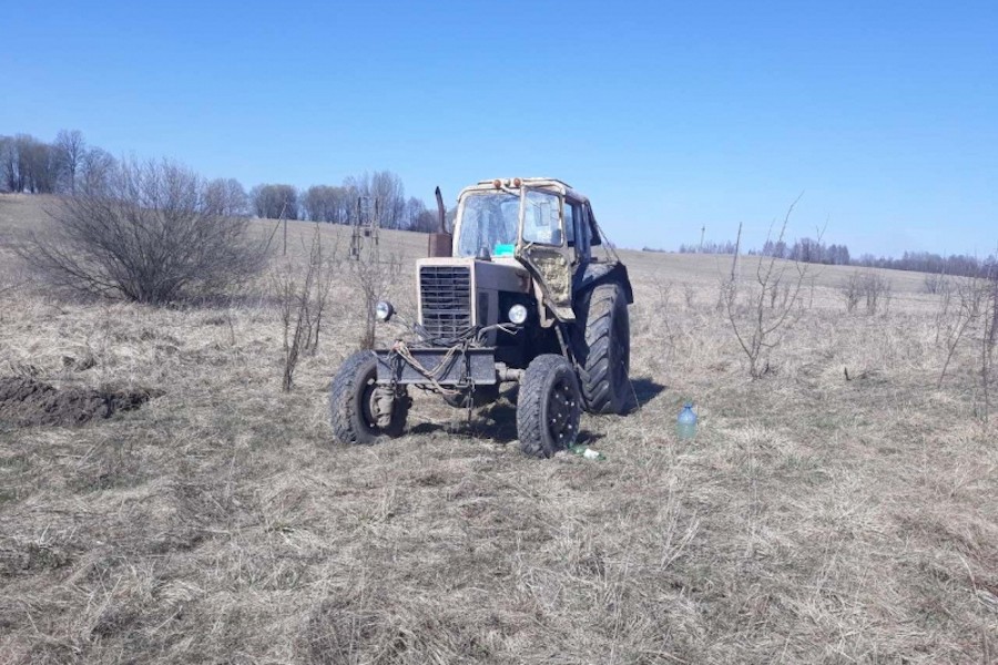 В поле близ Озерска трактор наехал задним колесом на рабочего
