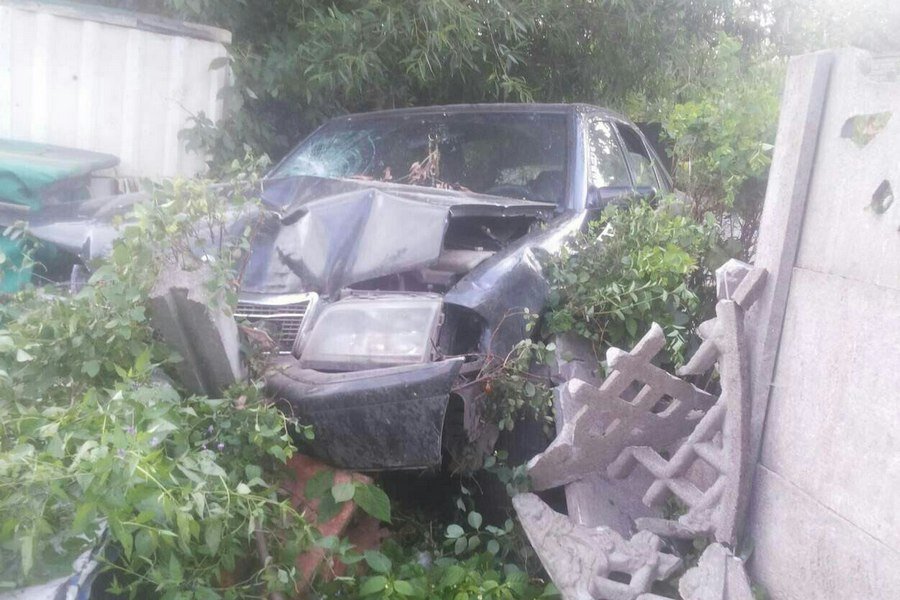 В Гурьевске в забор жилого дома врезался автомобиль (фото)