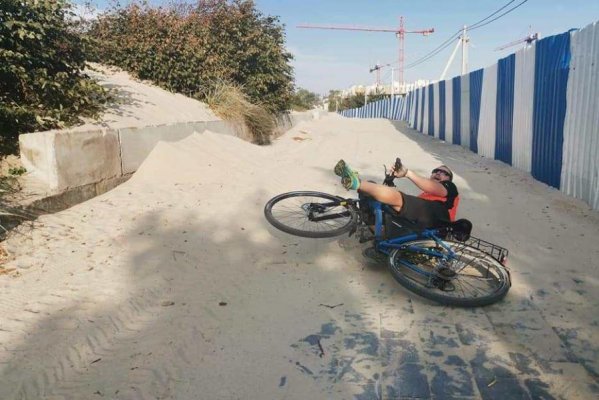В Зеленоградске строящуюся велодорожку «от косы до косы» завалило песком (фото)