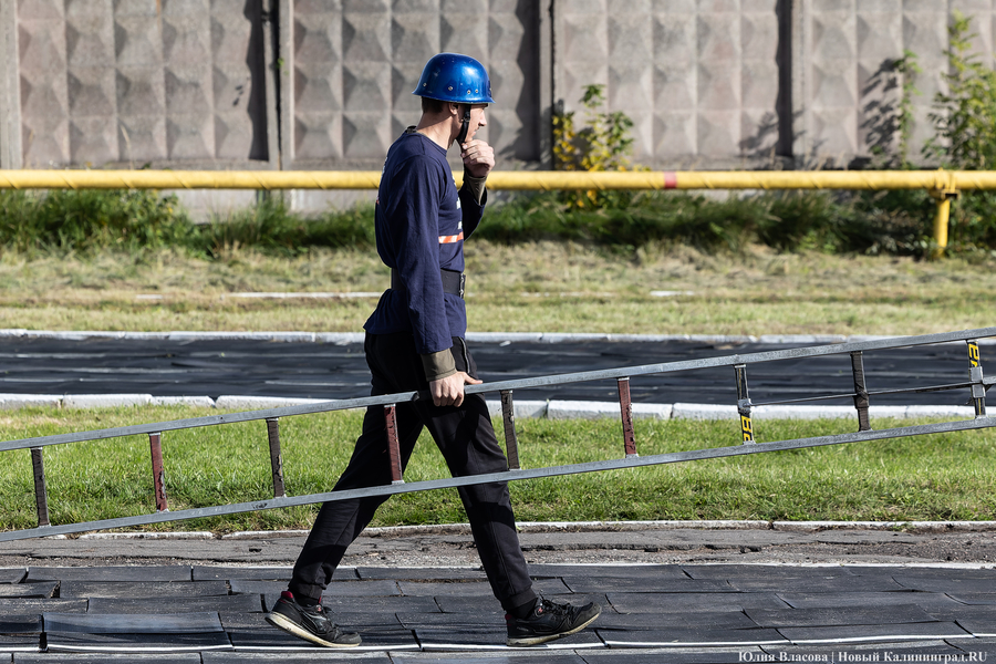 Боевое развертывание: в Калининграде провели соревнования спасателей (фото) 