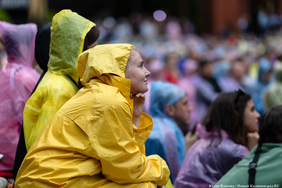 Бурлеска под дождём: Денис Мацуев выступил на острове Канта (фото)