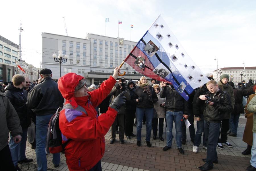 На площади Победы состоялся несанкционированный митинг: фоторепортаж