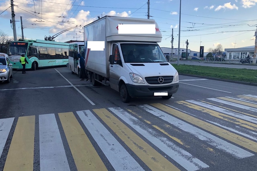 На Московском проспекте автобус врезался в грузовик, пострадал пенсионер (фото)