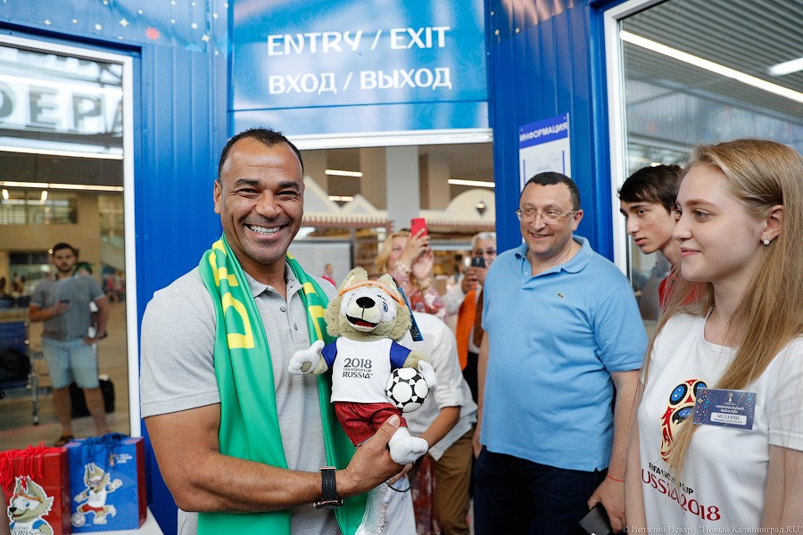 Шапка-ушанка в подарок и селфи с Забивакой: бразилец Кафу прилетел в Калининград