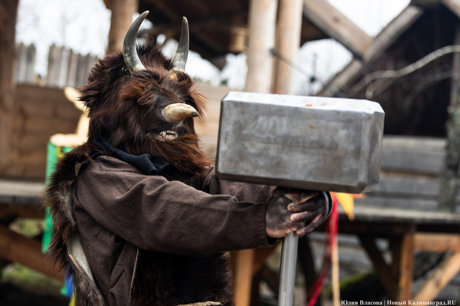 Блины, пляски и огонь: как отпраздновали Масленицу в поселении викингов «Кауп»