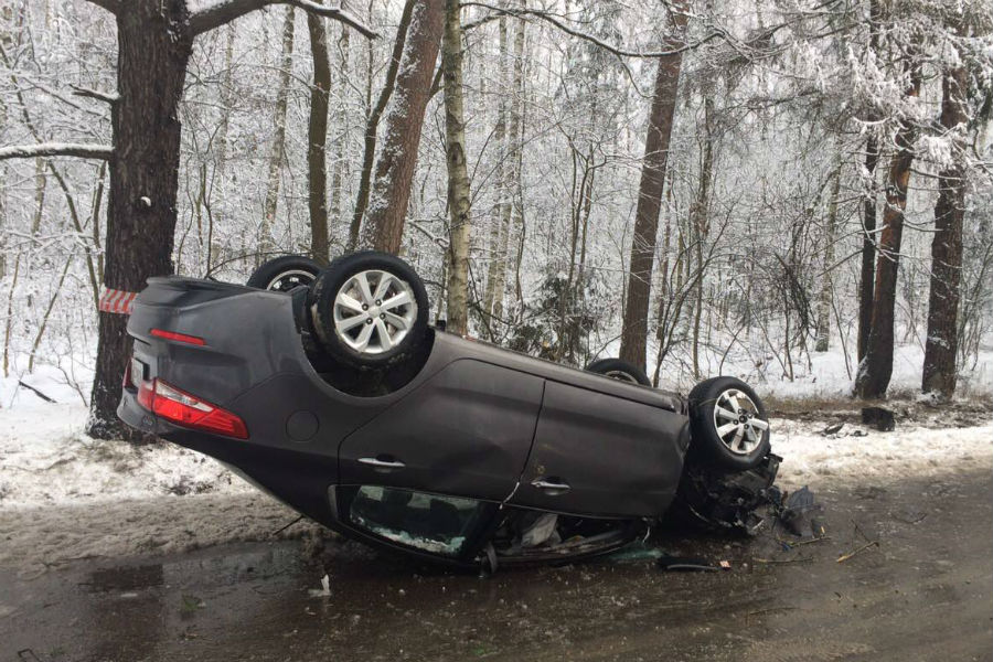 На трассе Калининград-Балтийск перевернулась иномарка, пострадал водитель (фото, видео)