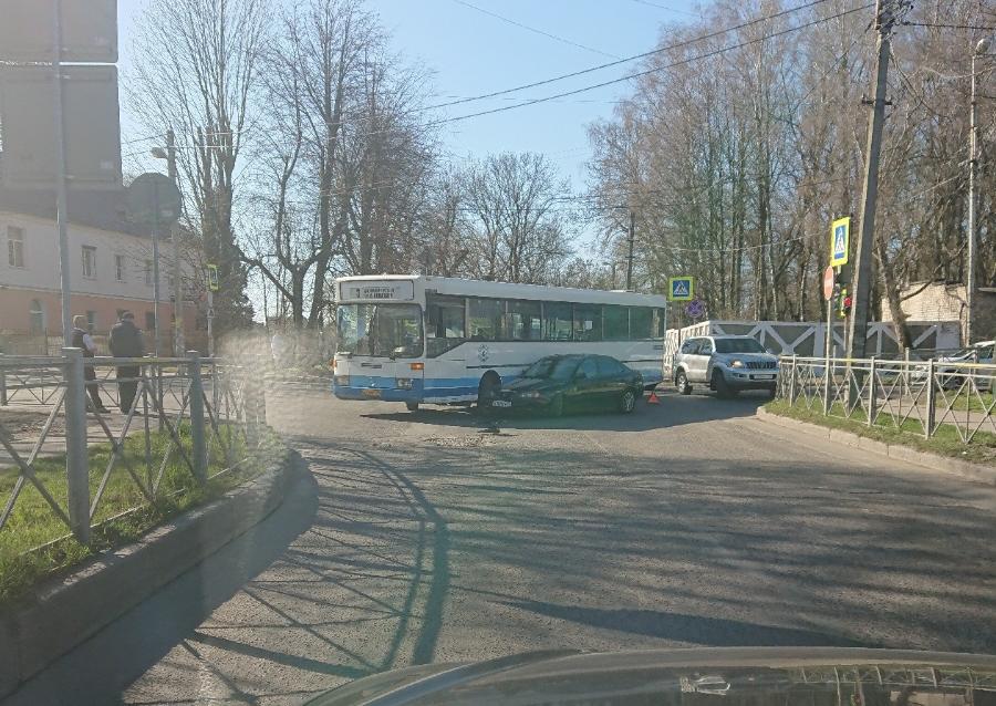 ДТП с автобусом перекрыло перекресток Муромской и Аллеи Смелых (фото)
