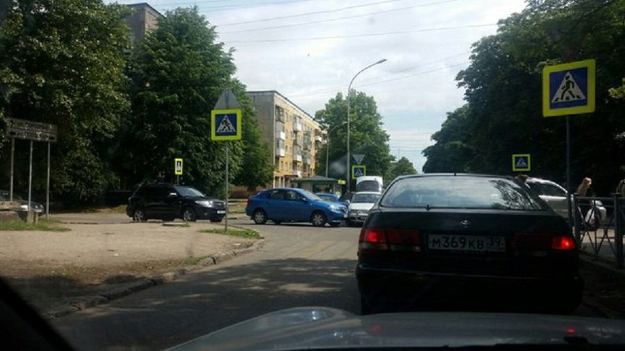 На перекрестке Серпуховской и Полоцкой столкнулись автомобили, проезд затруднен (фото)