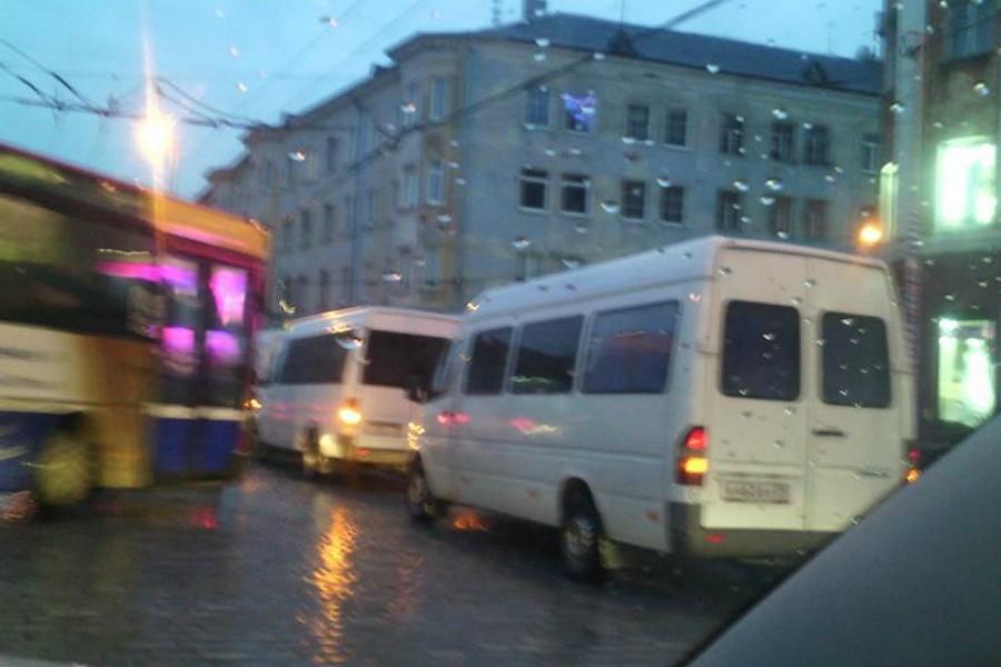 Очевидцы: ритуальные микроавтобусы спровоцировали пробку в центре города (фото)