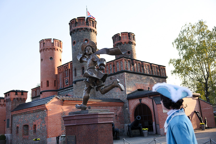 И Пётр I такой молодой: во Фридрихсбургских воротах установили скульптуру Зураба Церетели (фото)