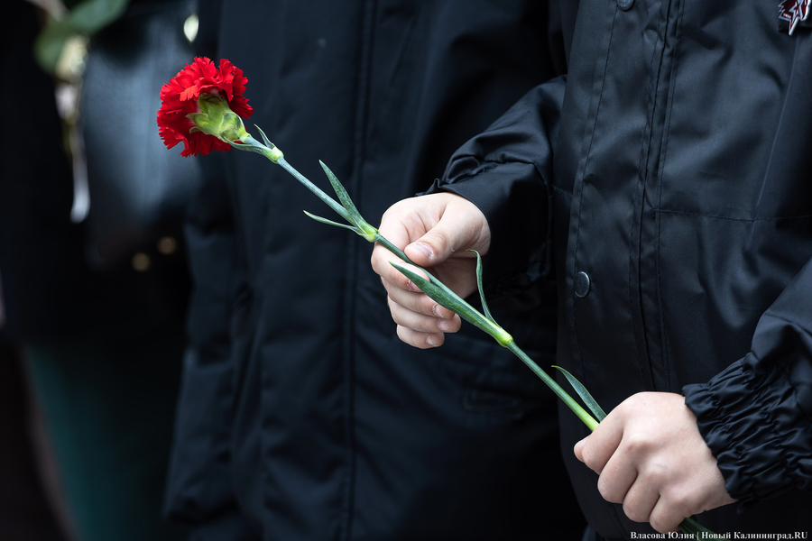 У здания областного правительства открыли памятник ФСБ (фото)