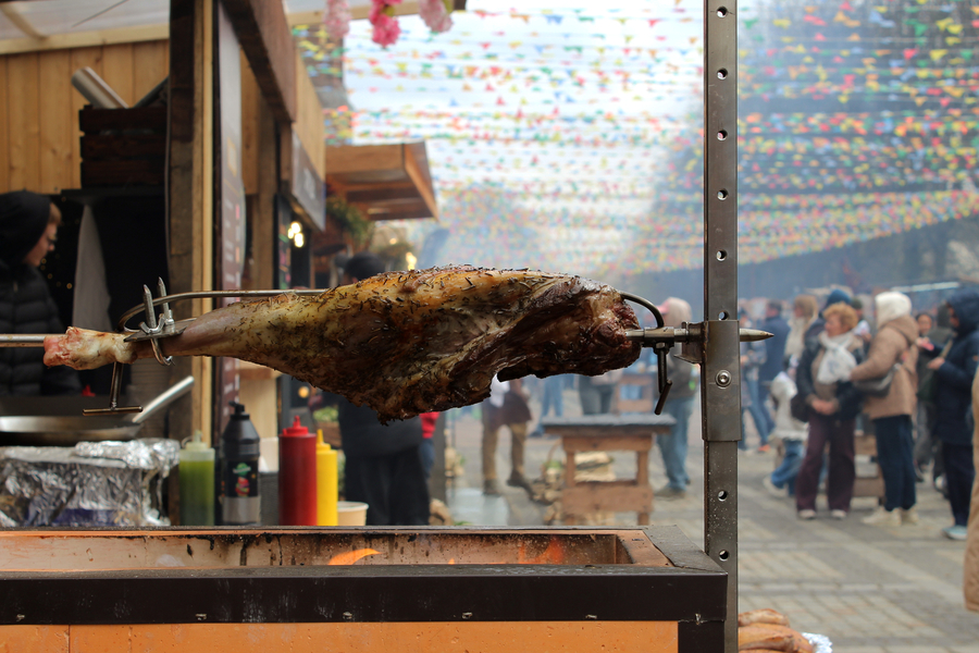 Ярмарка для метеоустойчивых: как прошло открытие гастрофестиваля на острове Канта (фото)