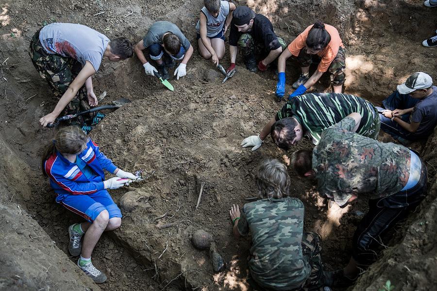 По следам мародёров: в Багратионовском районе поисковики перезахоранивают советских солдат