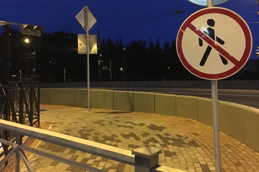 Одну сторону Высокого моста закрыли для пешеходов из-за аварийного дома