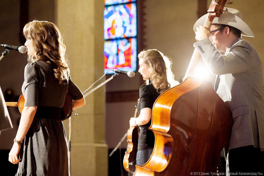 «Всем сестрам по серьгам»: фоторепортаж с концерта The Quebe Sisters Band