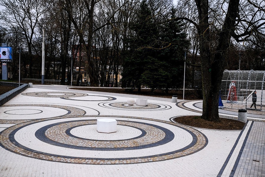 Бетон и пустота: в Калининграде завершается благоустройство Нижнего озера (фото)