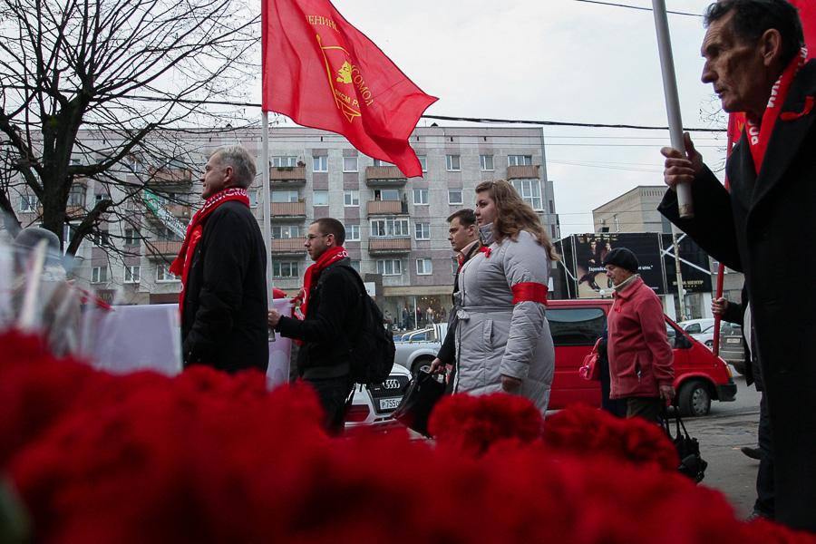 Цветы для Ленина: в Калининграде отметили годовщину Октябрьской революции