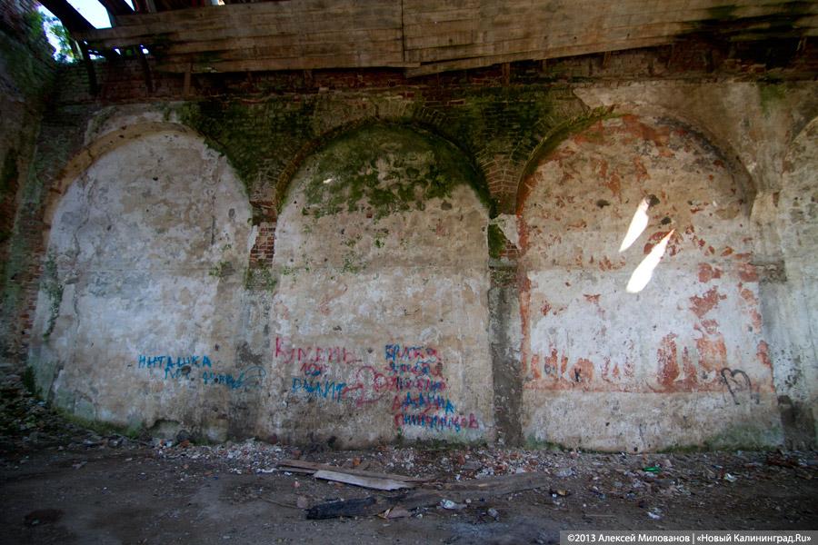 «Фрески и аисты»: вокруг кирхи в посёлке Кумачево идёт судебная тяжба