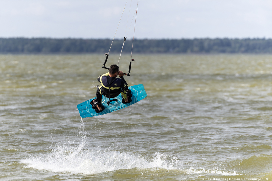 По воде против ветра: на Куршском заливе соревновались под кайтом и с крылом (фото)
