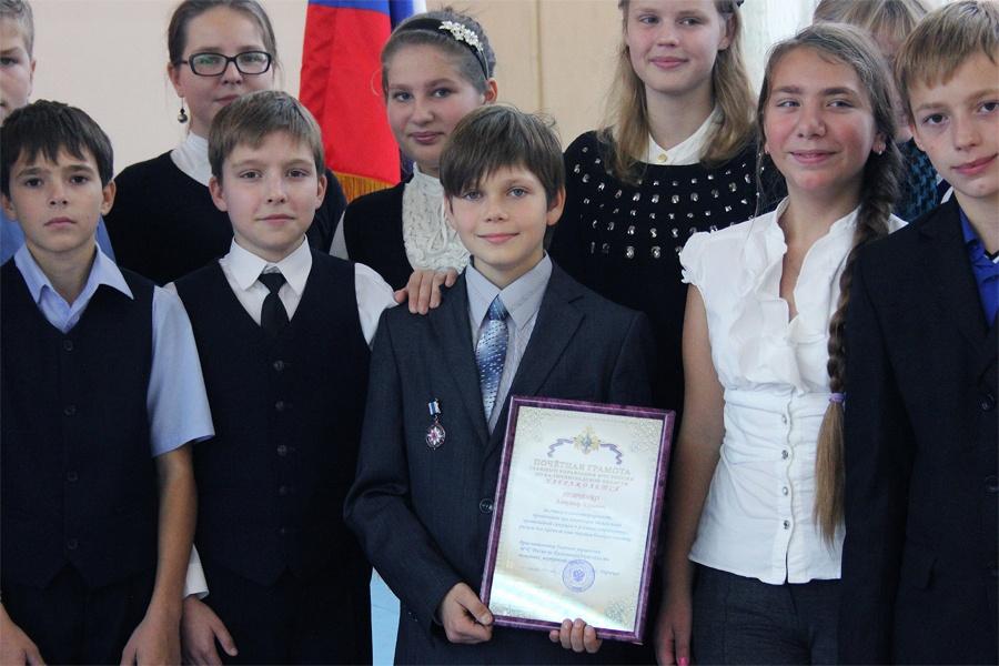 МЧС наградило 12-летнего мальчика из Светлого, спасшего после ДТП свою маму (фото)
