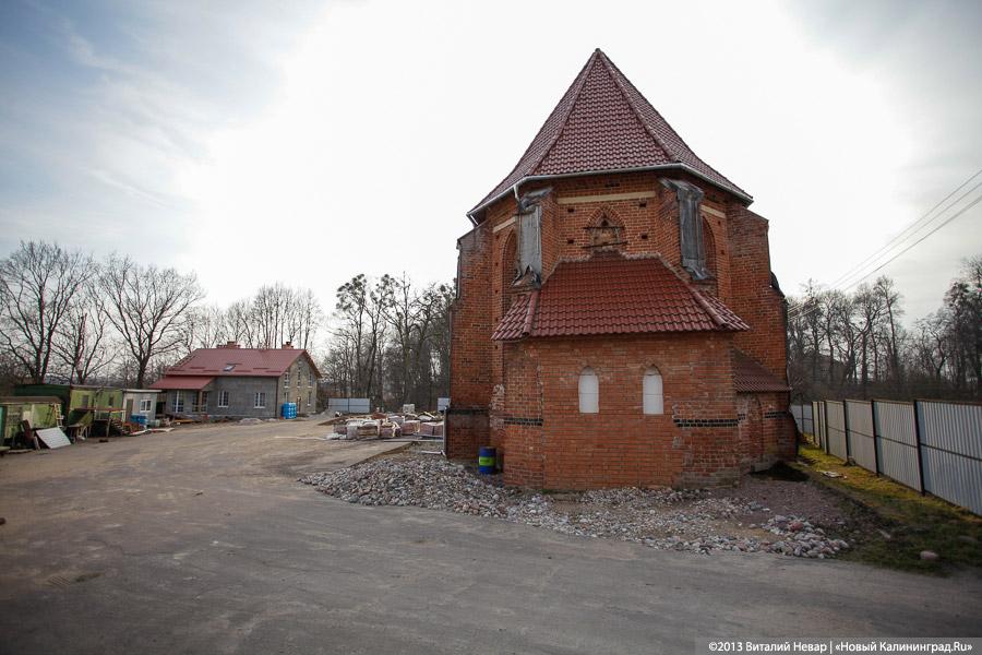 «У РПЦ свои законы»: рядом с кирхой Арнау появился двухэтажный дом (+фото)