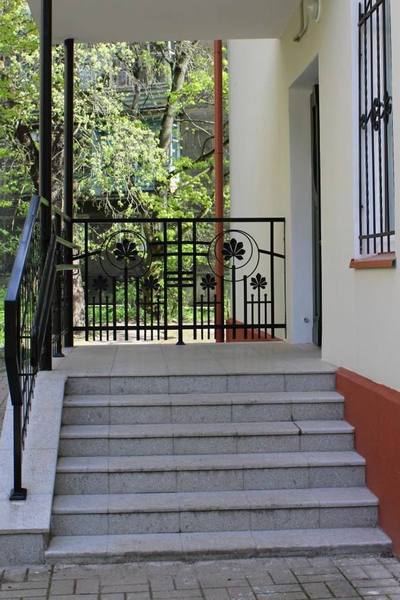 При капремонте домов на ул. Зоологической восстанавливают исторические заборы (фото)