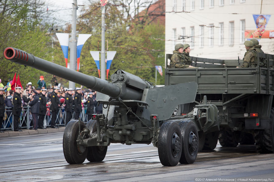 «Гвоздики», «Град» и снег: в Калининграде прошел Парад Победы