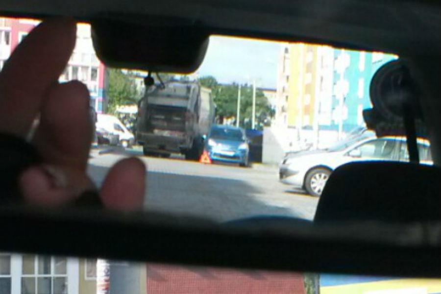 В бывшем Балтрайоне столкнулись мусоровоз и иномарка (фото)