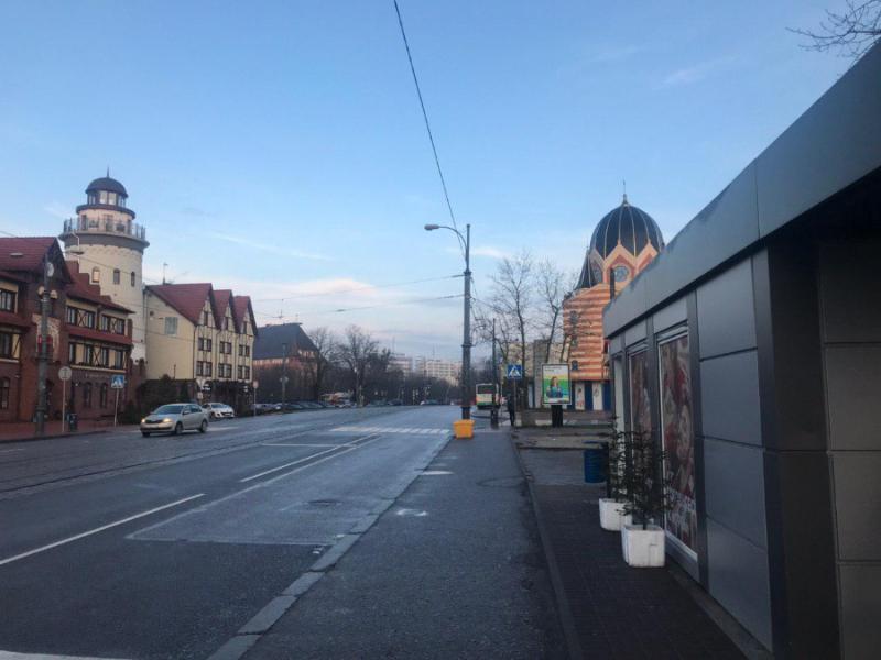 Несмотря на обещание властей, автобусную и трамвайную остановки на Острове не совместили