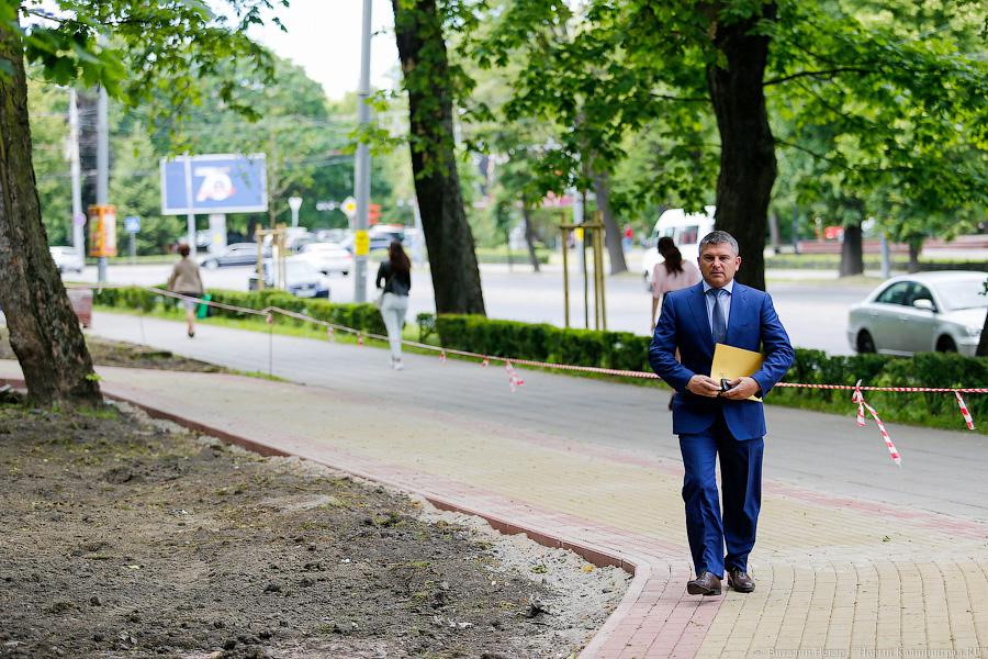 «Водрузить символ энергетики»: зачем перекопали сквер в центре Калининграда
