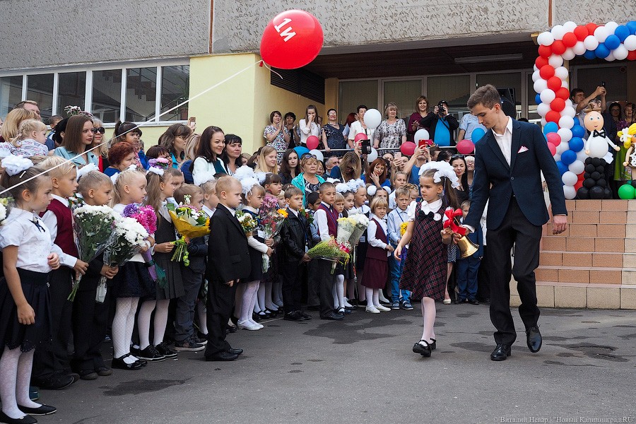 Банты, цветы, печальные дети: 1 сентября в Калининграде (фото)