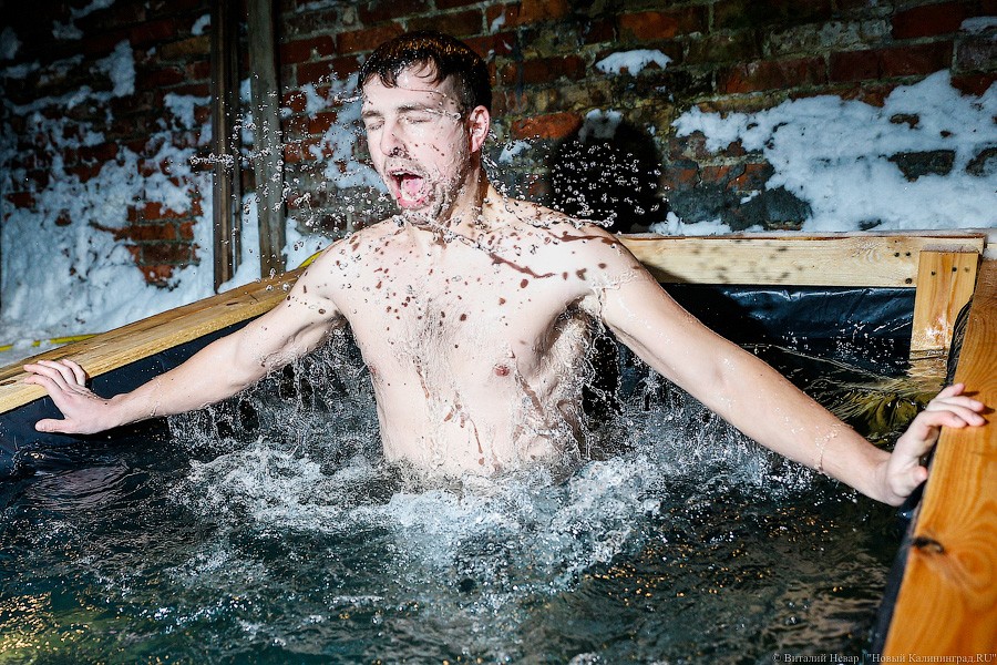 Окунулся, перекрестился: как прошли Крещенские купания в Калининграде (фото)