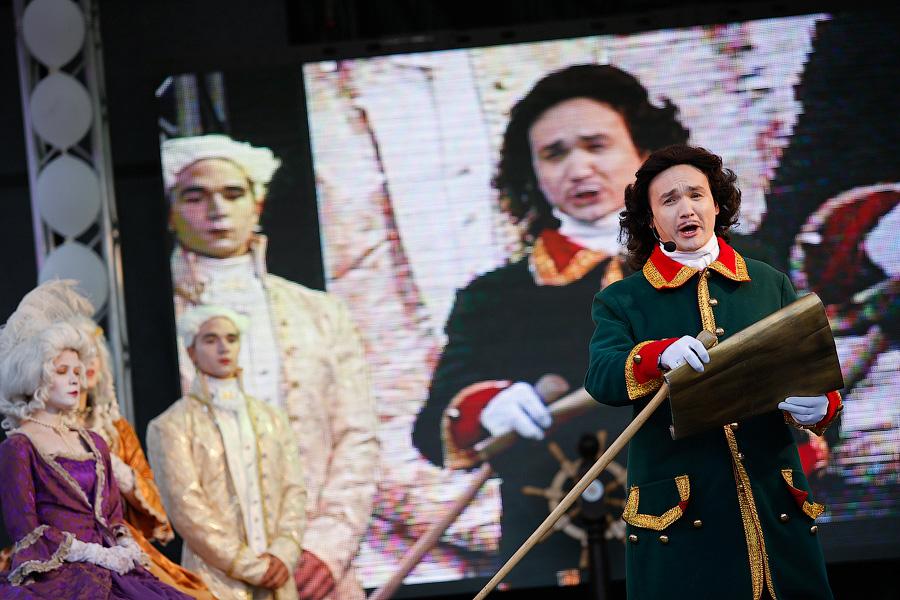 Петр, медали и штурвал: как прошел губернаторский бал для калининградских выпускников